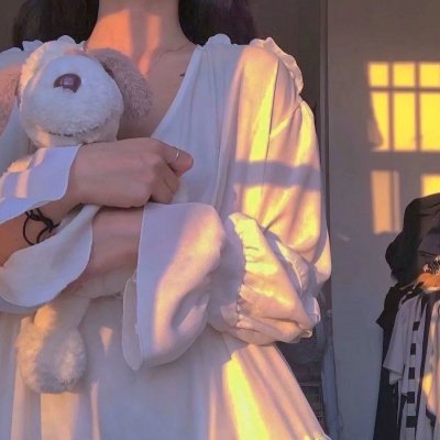 穿风信子蓝的少女